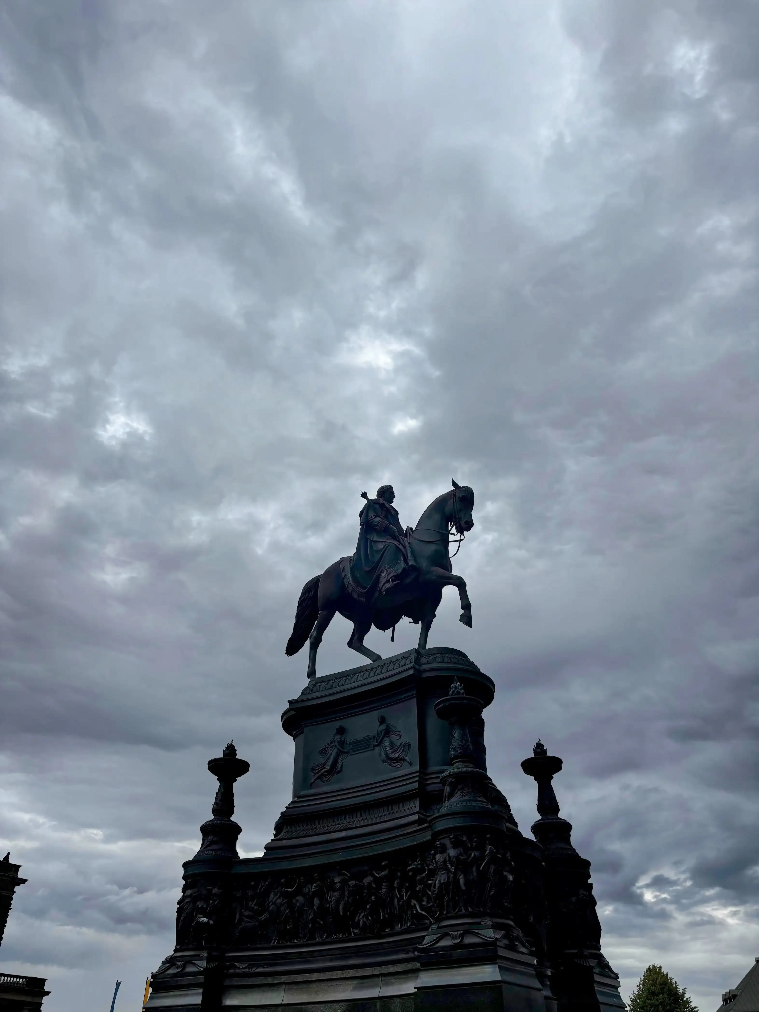 Theaterplatz: King Johann statue